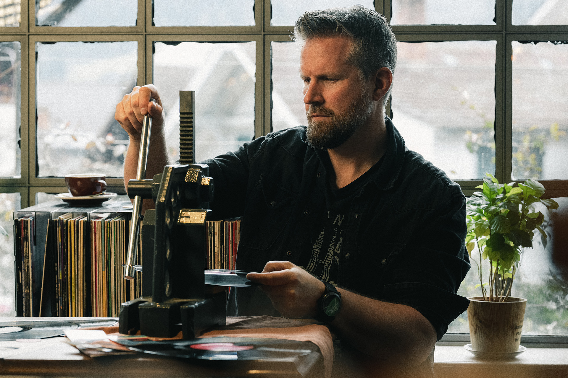 Stilvolle und nachhaltige Uhren aus Schallplatten aus der Schweiz
